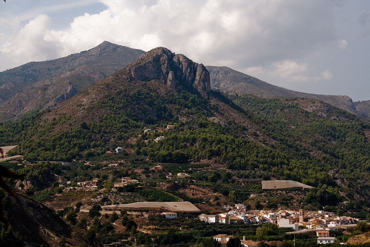 Municipio de Bolulla a los pies de la Peña del Oro