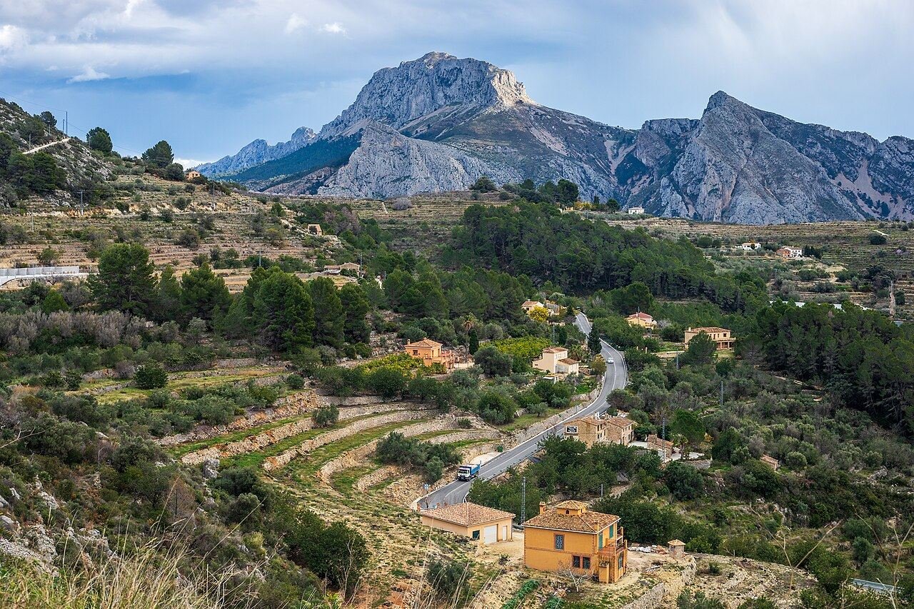 Campo de Tárbena con la CV-715 y la Sierra de Bernia